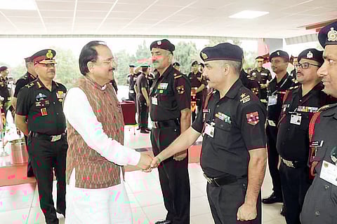 संरक्षण राज्यमंत्री भट्ट यांची दक्षिण कमान मुख्यालयाला भेट