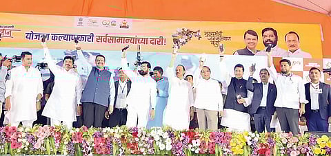 आमचं सरकार फेस टू फेस, फेसबुकवर नाही; उपमुख्यमंत्री फडणवीस यांचा उद्धव ठाकरेंना टोला