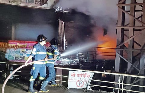 शिक्रापुरात कॉम्प्लेक्सला भीषण आग; लाखो रुपयांचे नुकसान