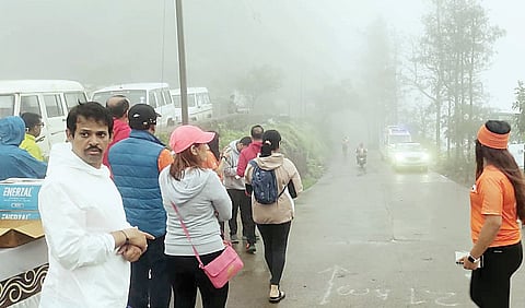 सलग सुट्यांमुळे सिंहगड, राजगडावर पर्यटकांची धाव