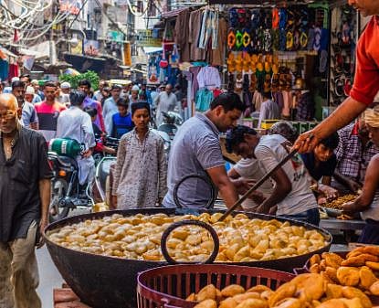 सावधान ! रस्त्यावर तळलेले वडापाव, भजीतून आजारांचे इनकमिंग!