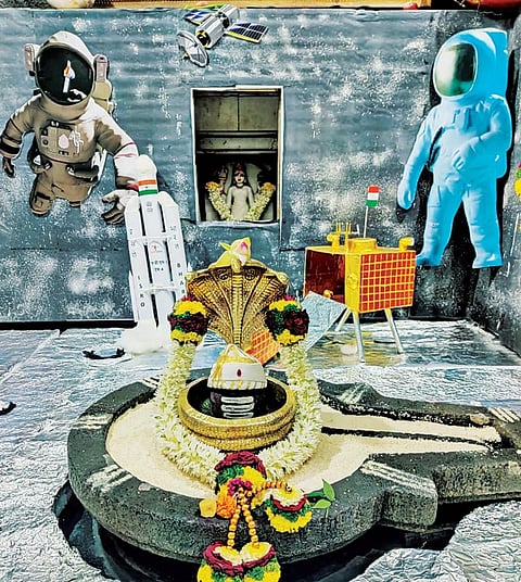 Chandrayaan 3 : पुण्यात साकारला चंद्रयानाचा देखावा; श्री सोमेश्वर मंदिरात भाविकांची गर्दी