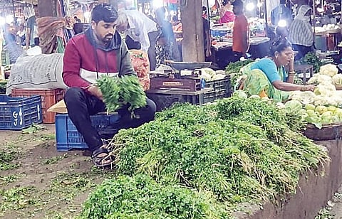 पुणे : भाजी घ्या भाजी… पाच रुपये गड्डी!