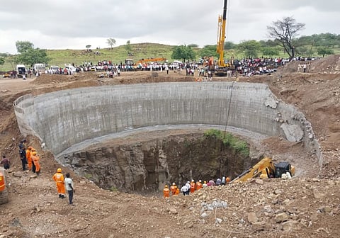 शेटफळगडे : विहिरीत गाडलेल्या मजुरांपैकी अद्याप एकही मजूर सापडला नाही