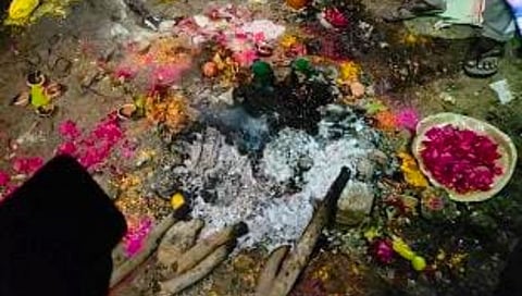 कोल्हापूर : स्मशानात अघोरी पूजा! गणेशवाडीत मांत्रिकासह १५ जणांना अटक