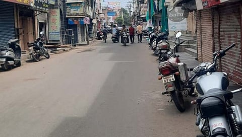 बंदमुळे इस्लामुपरात प्रमुख बाजारपेठांत शुकशुकाट होता.