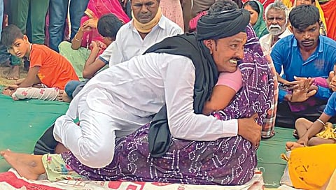 Kambal Wale Baba News | ‘कंबलवाला बाबा’वरून घमासान! रुग्णांवर कांबळ टाकून तुडवतो, अघोरी उपचार पाहून अंगावर शहारे