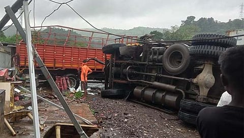 रायगड: कसारा घाटाजवळ ट्रक अपघातात चालक ठार