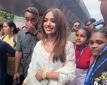 Jiya Shankar : वेड फेम जिया शंकर लालबागच्या राजाच्या चरणी लीन