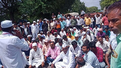 नाशिक : देवळा येथे शेतकऱ्यांचा रस्त्यावर उतरून कांदा व्यापाऱ्यांचा निषेध