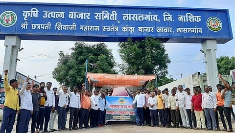 Nashik Onion News : निर्यात शुल्क हटवा, अन्यथा दिल्लीत वाणिज्य मंत्र्यांना घेराव