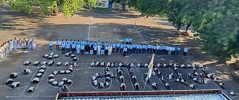 परभणी : ‘वंदे मातरम्’ साकारत हुतात्म्यांना अभिवादन; विद्यालयात साकारली मानवी रांगोळी