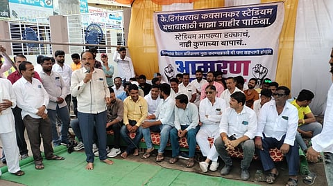 पैठण: क्रीडा मैदान भूखंडाचे ‘श्रीखंड’ करणाऱ्यांवर कारवाई करा- अशी मागणी करत क्रिडाप्रेमींचे उपोषण