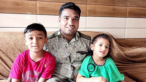 Manoj Ghorpade : ‘आमच्या पप्पांनी गणपती आणला’, वडापावची गाडी चालविणारे गीतकार, चिमुकले गायक प्रसिद्धीपासून दूर