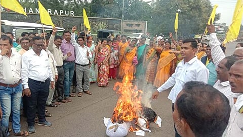 माजी मंत्री शिवाजी मोघे यांच्या प्रतिकात्मक पुतळ्याचे दहन