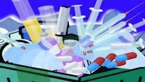 कोल्हापूर: शिये पुलाजवळील नदी पात्रालगत फेकला वैद्यकीय कचरा