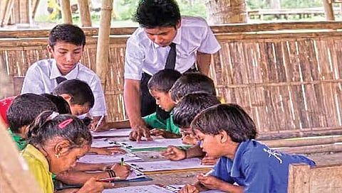 100 प्लास्टिक बॉटल्स, हीच त्या शाळेची फी!