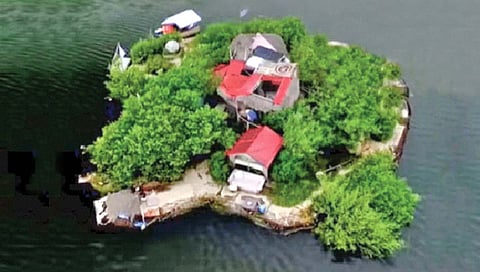 बाटल्यांपासून बनवले तरंगते बेट!