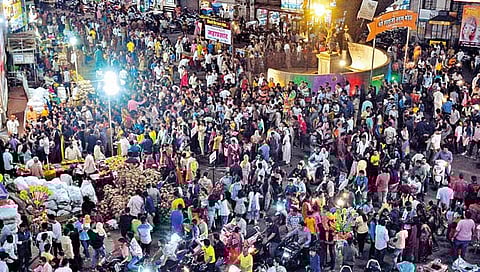 Kolhapur Ganeshotsav : कोल्हापुरातील रस्ते गर्दीने फुलले