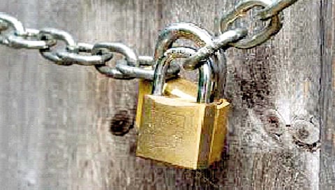 रत्नागिरी जिल्ह्यातील 1345 शाळांना लागणार कुलूप