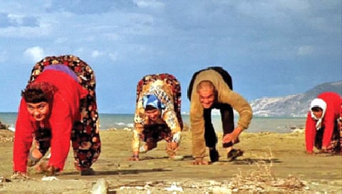 चतुष्पाद प्राण्यांप्रमाणे चालणारे अनोखे कुटुंब!