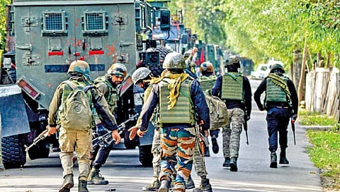 अनंतनागमध्ये दहशतवाद्यांना सुरक्षा दलांनी घेरले