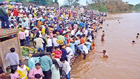 कोल्हापूर : निर्बंध झुगारून पंचगंगेत गणेशमूर्तींचे विसर्जन