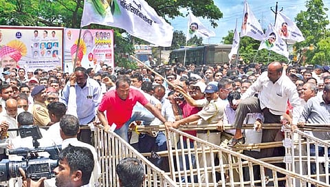 ‘गोकुळ’च्या सभेवेळी राडा; सतेज पाटील-महाडिक गट आमने-सामने