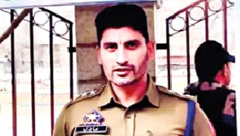 दहशतवाद्यांना वाचविणारा पोलिस अधिकारी अटकेत