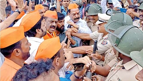 शिवसेना फुटीचा वाद गणेश मंडपापर्यंत