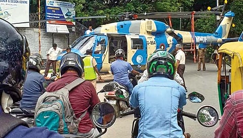 जेव्हा भर रस्त्यावर ’अवतरले’ हेलिकॉप्टर!