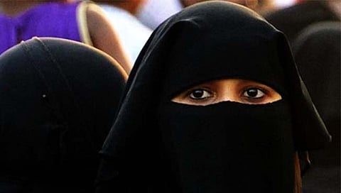 हिजाब चेहऱ्यावरून काढा, अन् दहा वर्षे तुरुंगात सडा