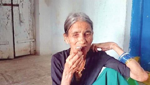 पंधरा वर्षांपासून केवळ खडू खाऊन जिवंत!