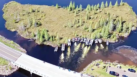 floating island : दरवर्षी नावेने ढकलावे लागणारे तरंगते बेट!