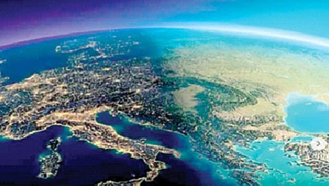 Day-Night from Space : अंतराळातून असे दिसतात दिवस आणि रात्र…