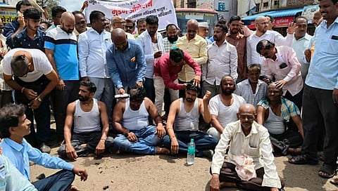 सांगली : पलुसमध्ये नागोबा मंदिर जागेसाठी नाभिक समाजाचे मुंडण करून आंदोलन