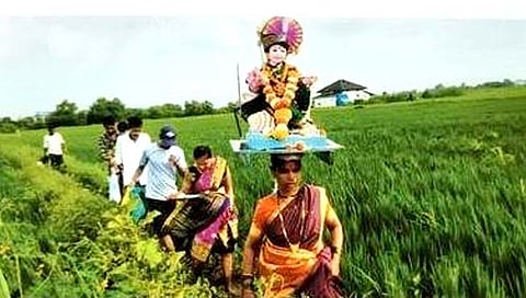 Raigad News : डोक्यावरील गौराईंच्या पाटाला हात न लावता नाचवण्याची परंपरा