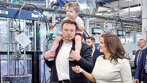 मस्क यांनी मुलाला खांद्यावर घेऊन घेतली हंगेरीच्या राष्ट्राध्यक्षांची भेट