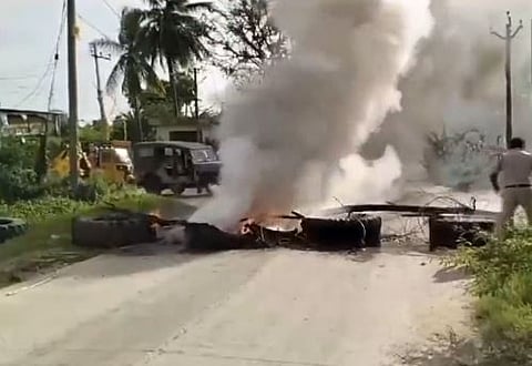 चित्तूरमध्ये टीडीपी कार्यकर्त्यांनी दुचाकी पेटवून दिली.