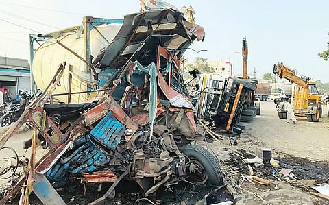 Accident : अहमदनगर-संभाजीनगर महामार्गावर अपघात; दोन जण ठार