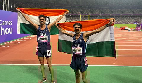 पुरुषांच्या 10000 मीटर शर्यतीत कार्तिकने 28:15.38 वेळेसह रौप्य पदक पटकावले तर गुलवीरने 28:17.21 वेळेसह कांस्य पदक जिंकले.