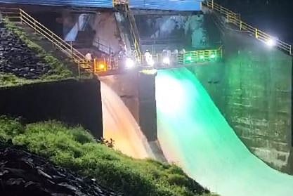 मुंबई : मोरबे धरणाने गाठली १०० टक्के पाणी पातळी; धरणाचे दोन दरवाजे उघडले