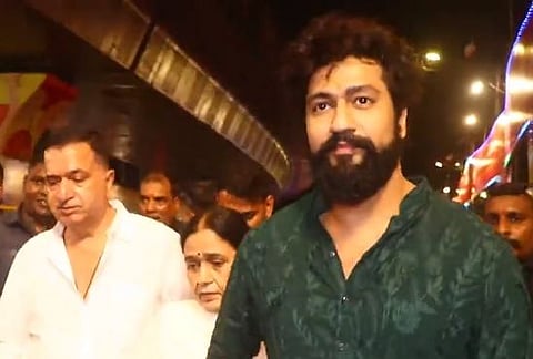 विकी कौशल आई-वडिलांसमवेत