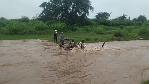 चंद्रपूर : नांदा येथील नाल्यावरून बैलबंडी वाहून गेली; शेतकरी बचावला