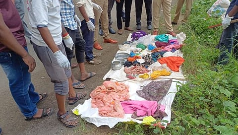 पाहणी करताना पोलीस अधिकारी, कर्मचारी