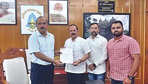 Nashik News : ३२ टक्के नाशिककरांना हवी पार्कींगसाठी जास्त जागा, शिवसेनेकडून वाहतूक सर्वेक्षण अहवाल सादर