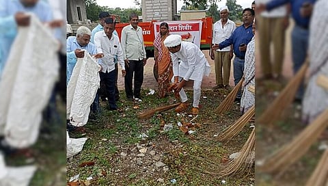 नाशिक : …अन् नवरदेवाने घेतला हातात झाडू