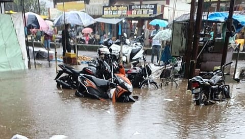 घोटी: मायाबाजार संकुलात मुसळधार पावसामुळे साचलेले पाऊस पाणी (छाया : राहुल सुराणा)