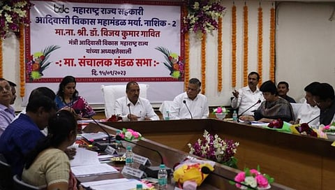 आदिवासी विकास महामंडळ संचालकांच्या सभेत बाेलताना आदिवासी विकासमंत्री डॉ. विजयकुमार गावित