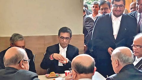 सरन्यायाधीशांचा साधेपणा सगळ्यांनाच विशेष भावला; घेतला समोशाचा आस्वाद